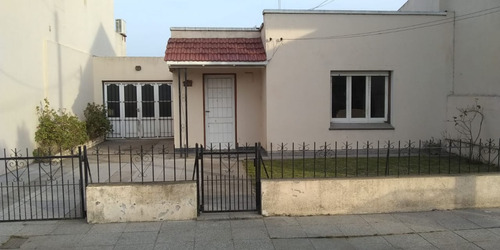 Vendo Casa 5 Ambientes Con Garage Sobre Asfalto, Con Gas Natural Y Todos Los Servicios.