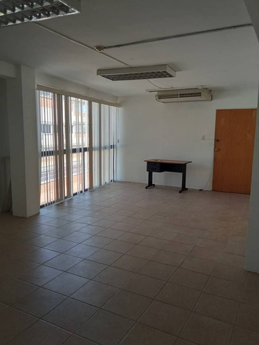 Imagen 2 de 4 de Local Empresarial, Oficina, Consultorio En Colinas A Una Cuadra De Av. Ppal Lecheria Y La Intercomunal