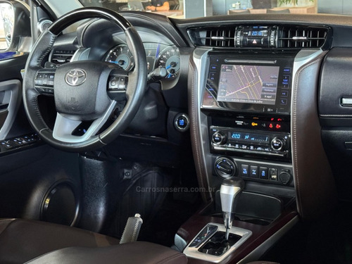 Toyota Hilux SW4 2.8 SRX 4X4 7 LUGARES 16V TURBO INTERCOOLER DIESEL 4P AUTOMÁTICO