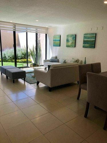 Se Vende Casa Entre El Refugio Y Zibata, 139 M2, Gran Jardín, 3 Recamaras