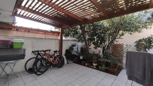 2 Pisos, Pareada Por Ambos Lados. 3 Dorm. En La Reina