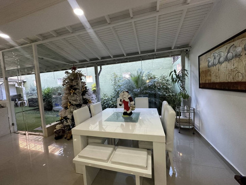 Venta Townhouse Totalmente Amoblado Las Palmas, El Parral Valencia