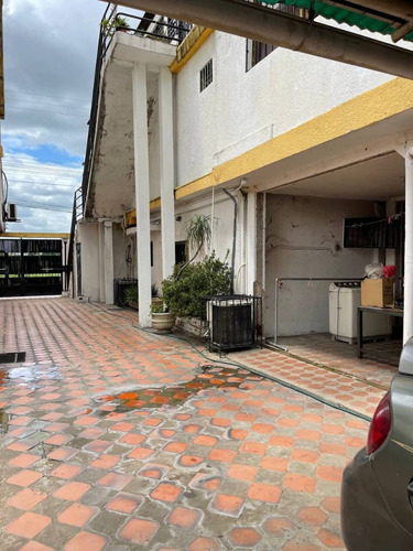 Edificio En Avenida Zulia A Pocos Metros De La Alcaldía