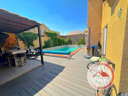 Amplia Casa En Venta 4d/3b Con Piscina En Valle Lo Campino