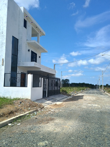 Se Vende Solar De 180 M2 En Santo Domingo Norte! 