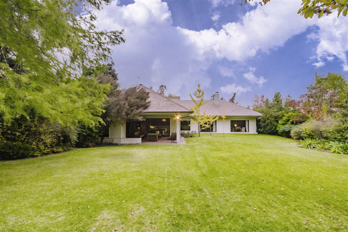 Casa En Venta De 5 Dorm. En Las Condes