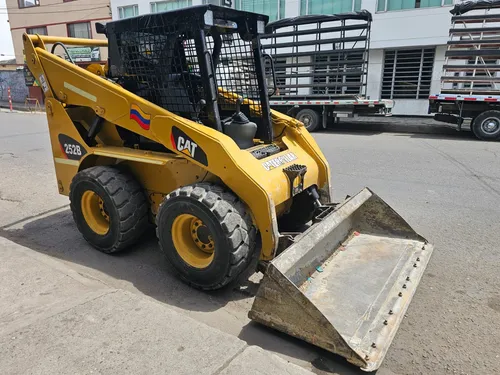 Minicargador Caterpillar 252b