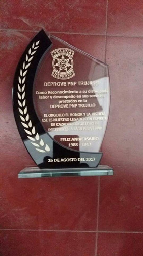 Imagen 2 de 10 de Trofeos En Vidrio Personalizado