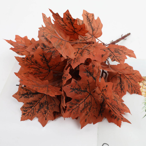 Simulación De Hojas De Arce Rojo Para Decoración De Patio In