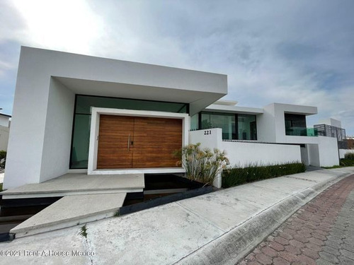 Imagen 1 de 8 de Vista Dorada - Casa Con Sótano Y Sala Doble Altura. Venta