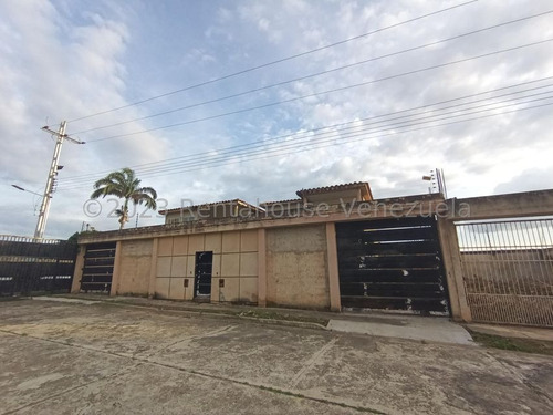 Hermosa Parcela De Terreno De 208,40 M2 Con Casa Estilo Duplex Construida Sobre Ella De Aproximadamente 165 M2, Su Distribucion Es Concepto Abierto En Obra Limpia Con Pisos En Porcelanato