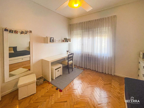 Imponente Chalet De Estilo Clásico En Parque Johnston - Venta En Hurlingham