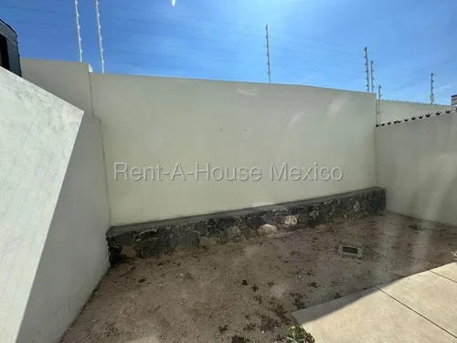Renta. Casa De 3 Recámaras Con 1 En Planta Baja - Zákia | Rahqro