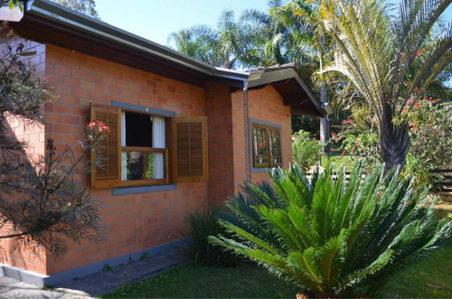 Casa Em Condomínio Fechado Com Piscina E Churrasqueira.