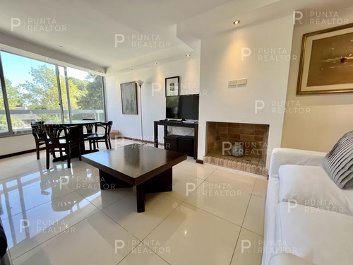 Departamento En Venta 3 Dormitorios Y Servicio, Punta Del Este, Uruguay