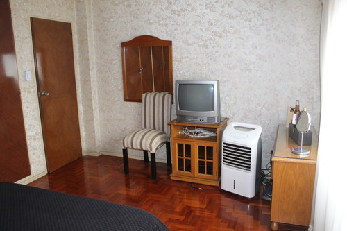 Amplio Piso De 3 Ambientes Al Frente, Con 2 Balcones Y Lavadero. Lomas Del Mirador