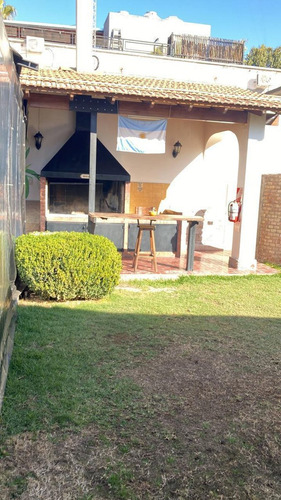 Destacada Vivienda, 5 Dormitorios En Ciudad De Mza