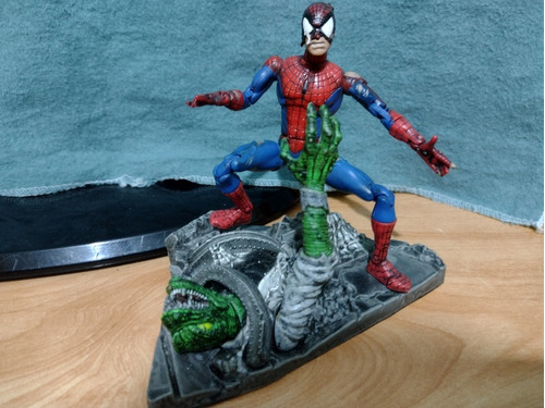   Spiderman Classics 2  Battle Revaged Toy Biz 2001