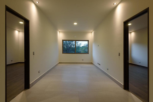 Residencia Con Acabados De Lujo En Dos Encinos, En El Uro Zona Carretera Nacional Con 4ta Recámara En Planta Baja, Frente A Área Verde, Lista Para Estrenar!!