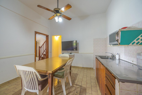 Casa En Venta En Rafael Calzada De 5 Ambientes