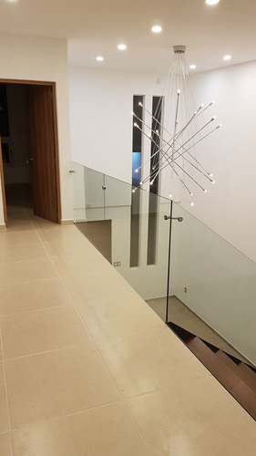 Preciosa Casa En La Condesa Juriquilla, Estudio O 4ta Recamara En P.b, Jardín.-
