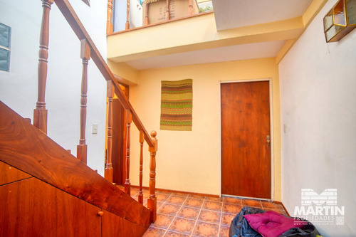 Casa 6 Ambientes, Suite, Escritorio, Cochera, Jardín Con Pileta Y Terraza.