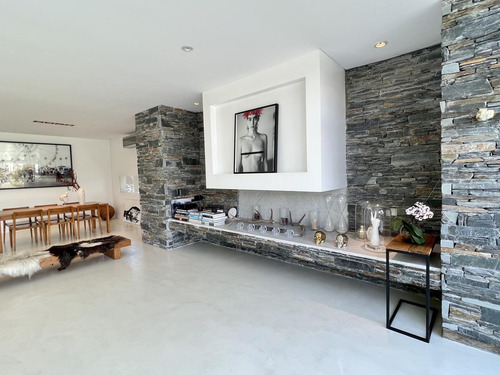 Moderna Casa Al Lago En Venta En Santa Barbara