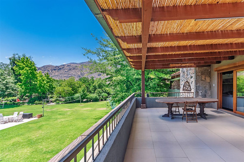 Casa En Venta De 8 Dorm. En Colina