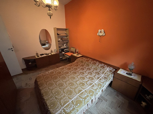 Casa 2 Dormitorios, Amplio Jardín Con Galpón Y Dpto Al Fondo