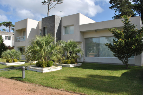 Casa 4 Dormitorios A La Venta - Punta Del Este (ref: Atm-109)