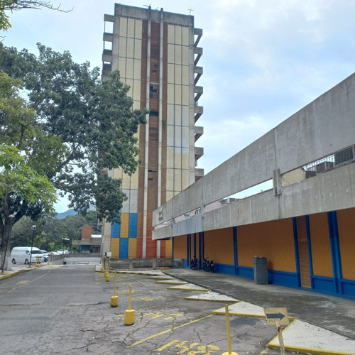 Imagen 14 de 15 de Linda Santos Vende Oficina De 118m2 En Cc Profesional Av Bolivar En Piso Bajo. 0414 4150107