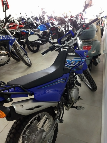 Imagen 12 de 17 de Yamaha Xtz 125 Blanca Y Azul