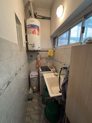 Casa 2 Dormitorios, Amplio Jardín Con Galpón Y Dpto Al Fondo