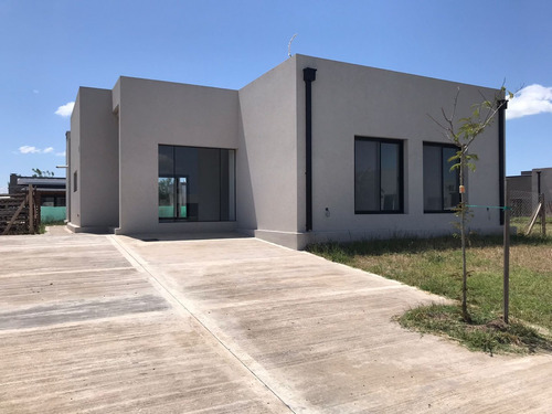 Casa Chalet  En Venta En San Ramón, Pilar Del Este, G.b.a. Zona Norte