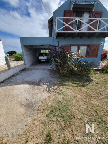 Casa De Dos Dormitorios Y Piscina En Balneario Buenos Aires En Venta