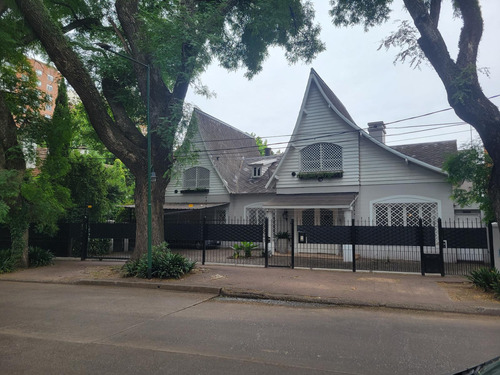 Casa De Estilo En Barrio Parque