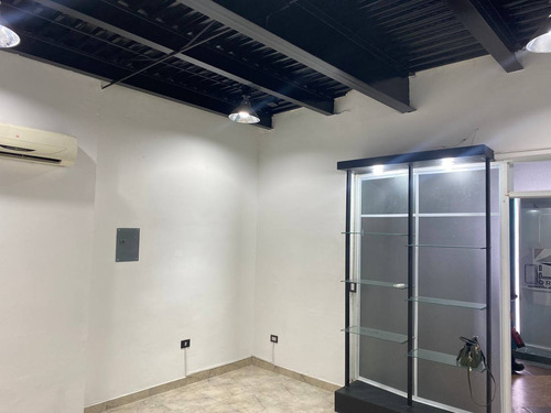 El Alquiler Local De 24 M2 , En Barcelona C.c.camino Real Barcelona