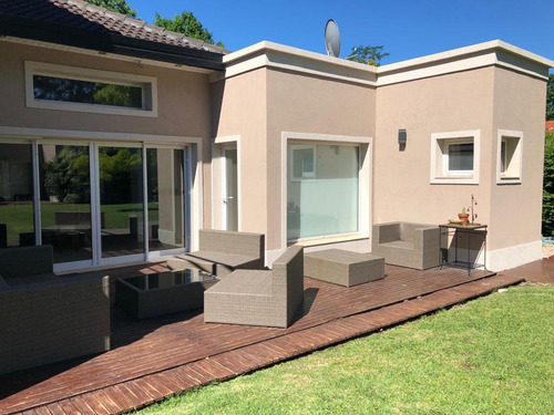 Casa Moderna En El Golf Country Club