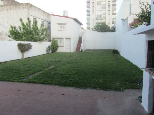 Venta Chalet Estilo Vasco O Importante Lote Para Emprendimiento Edilicio - 3 Dorm. Y 2 Escritorios Con Amplio Parque