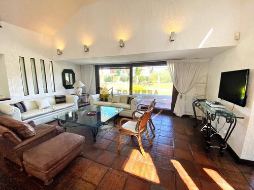 Mansa, 5 Dorm Y Dependencia Con Piscina- Ref: 3647