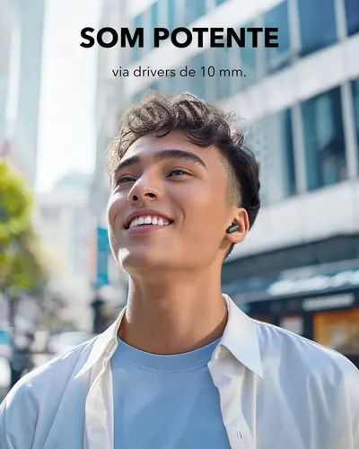 Homem usando o fone Soundcore P30i da Anker na rua, com o texto Som potente via drivers de 10 mm