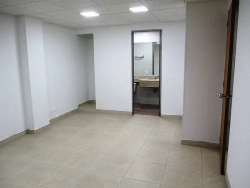 Arriendo Oficina 508 Chapinero Quinto Piso De 34mt Un Solo Espacio Iluminada Sol En La Tarde Luces Led Piso En Cerámica Un Baño Privado Y 6 Baterías De Baños Comunales Ascensor Escaleras De Emergencia