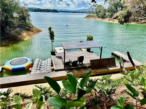 Venta De Espectacular Casa Amoblada En Guatape Con Salida Al Embalse
