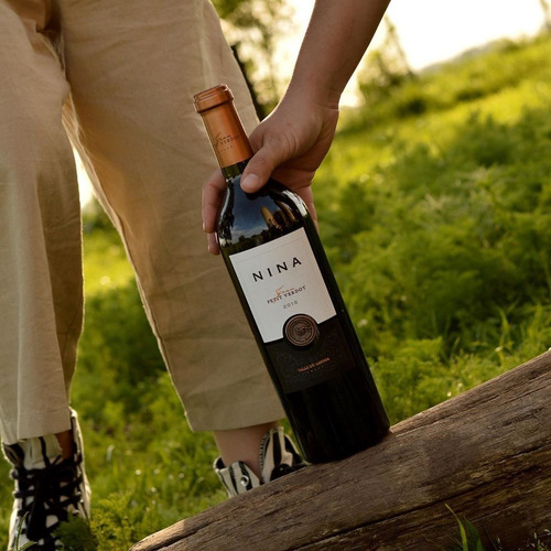 Imagen 3 de 10 de Vino Nina Gran Petit Verdot Con Estuche Para Regalo 750ml.