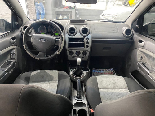 Imagem 8 de 12 de Ford Fiesta Sedã