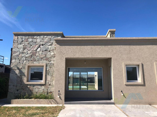 Casa Con Pileta De Construccion Tradicional - San Ramon Pilar Del Este