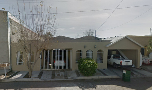 Casa De Un Nivel Con Excelente Ubicacion, Cuenta Con Patio Trasero