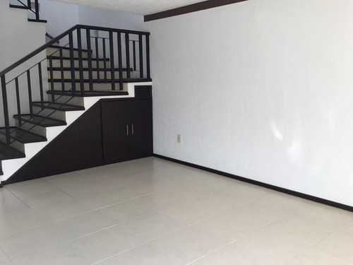 Imagen 5 de 13 de Casa En Renta En Metepec, Fracc. Olivar Del Prado A 2 Min. De Av. Lerma Rápida Salida A Ciudad De México. Cerca De Colegios, Servicios, Parques A 2 Cuadras Del Nuevo Continente