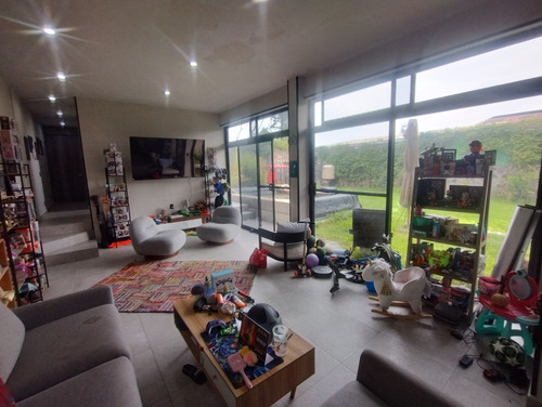 Residencia Autosustentable Estilo Moderno Industrial