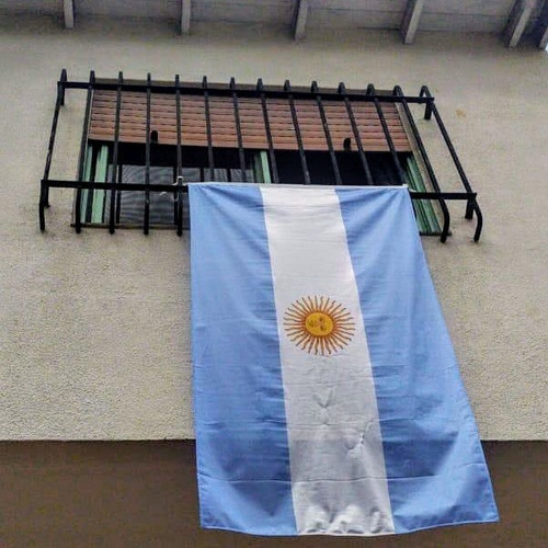 Imagen 1 de 6 de Bandera Argentina Con Sol Para Balcon 90x144cms Con 4 Sogas 